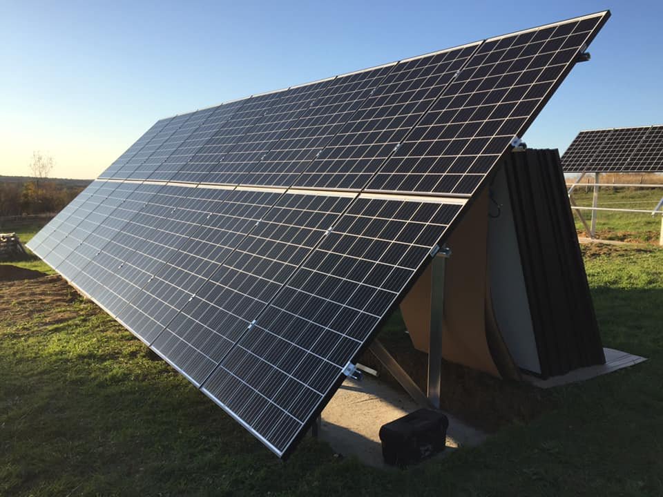 Panneaux solaires photovoltaïques installés en plein champs